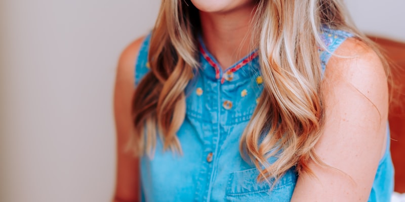 足球转会新闻配图 - 球员手持新球队球衣亮相